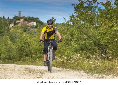 Croatia, Istria, Groznjan, Mountainbiker