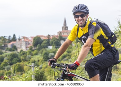 Croatia, Istria, Groznjan, Mountainbiker