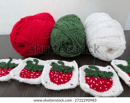 Crochet strawberry pattern. Red, white, and green threads.