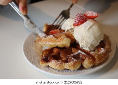 Croffle is a food made by pressing croissant dough in a waffle machine.Top it with vanilla ice cream and eat it together.