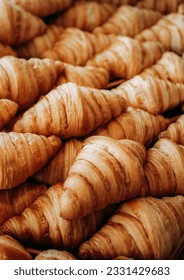 Croissant is a type of pastry that has a folded shape, coated with butter. This food comes from France and is named croissant because it has a crescent-shaped shape. But there is also a pastry that ha