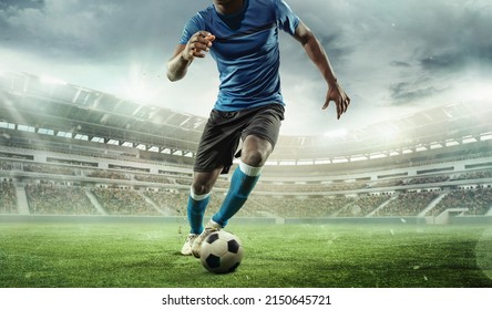 Imagen recortada del futbolista en el estadio durante un partido de fútbol. Concepto de deporte, competencia, objetivos. Collage, afiche de anuncios. Efecto del estadio abarrotado
