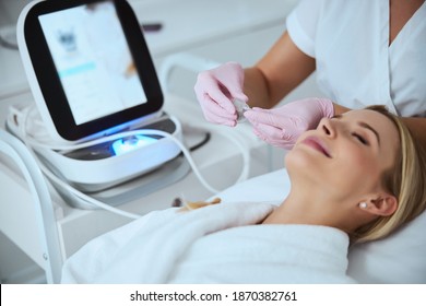 Cropped Photo Of A Cosmetologist Holding The Cartridge For The Fractional Radio Frequency Microneedle Machine