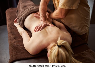 Massage Dos Femme Images Stock Photos Vectors Shutterstock