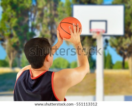 Similar – Foto Bild Junger männlicher Teenager spielt Basketball auf einem Platz im Freien.