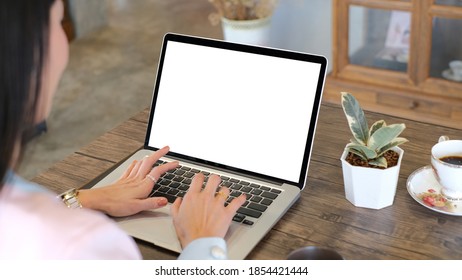 Aufnahmen von Geschäftsfrau, die an einem Projekt arbeitet, am Büroschreibtisch mit Laptop.