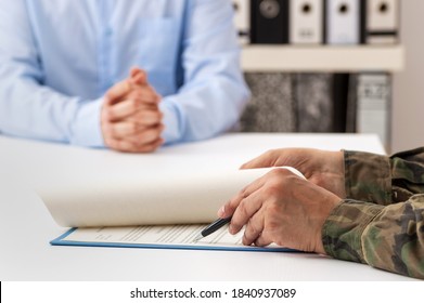 Aufschnitt eines Mannes und Militärmanns, der die Papierarbeit zusammen an einem Schreibtisch abschließt