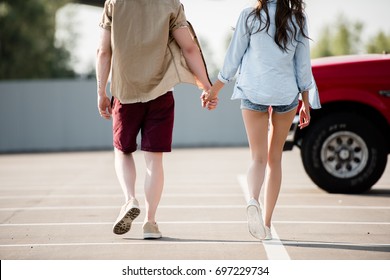 男性 後ろ姿 歩く の画像 写真素材 ベクター画像 Shutterstock