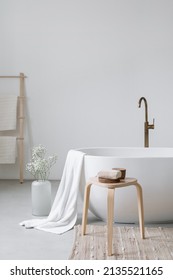 Der Blick auf die weiße Badewanne aus Keramik ist gepflegt und modern eingerichtet. Heim-Spa-Konzept. Zeit für dich. Körperpflege zu Hause