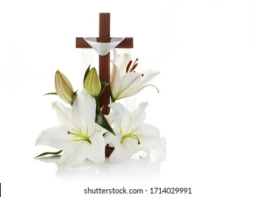 Kreuz mit Lilien einzeln auf weißem Hintergrund für dekoratives Design. Frühlingshintergrund. Osterkarte.