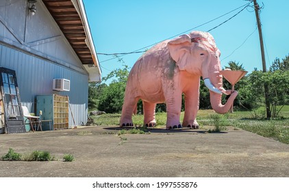 Cross Plains, Tennessee United States - June 1 2021: A Pink Elephant Outside Of An Antique Store On A Sunny Day