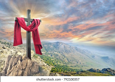 Kreuz mit rotem Tuch gegen den dramatischen Himmel