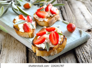 Crostini With Goat Cheese And Strawberries