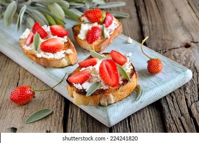 Crostini With Goat Cheese And Strawberries