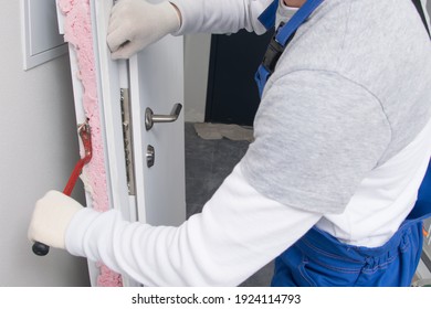 With A Crowbar, Disassemble The Door Box, After Replacing It With A New One