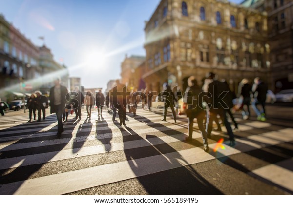 Фото Людей Идущих По Улице