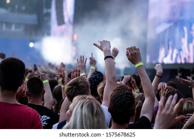 Crowd Music Concert Audience Raising Hands Stock Photo 1575678625 ...