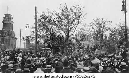 Crowd of people gathered to watch the lynching of Jesse Washington, Waco, Texas, May 15, 1916. Immediately after his quick confession based conviction, Washington was castrated and then slowly burned Stock foto © 