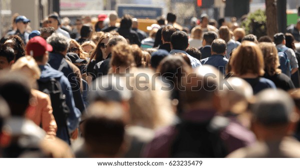Lidé chodící na ulici