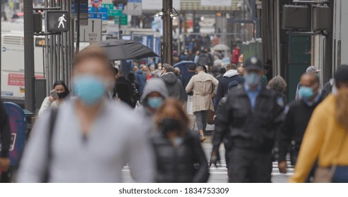 Menschenmenge, die während der Coronavirus-Pandemie 2020 in New York City mit Masken auf der Straße spaziert