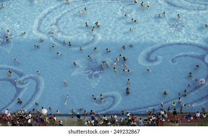 The crowd in the pool