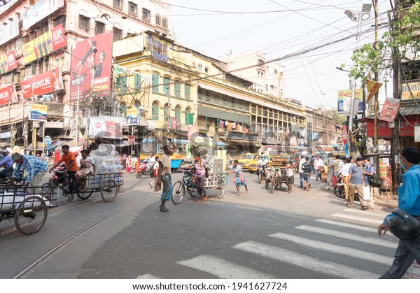 Crowded city street of Bara\
Bazar, a lively shopping district of Calcutta on a busy working\
day. Burrabazar, Kolkata West Bengal India South Asia Pacific March\
22, 2021