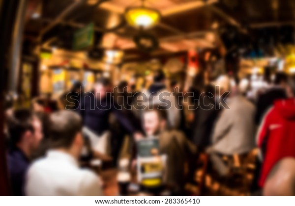 Crowded Irish pub\
blur