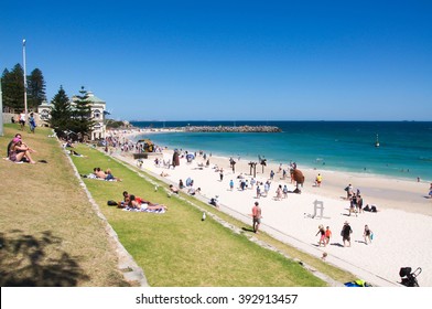 Crowds At Sculptures By The Sea In Cottesloe, Australia/Art Festival Crowd/COTTESLOE,WA,AUSTRALIA-MARCH 12,2016: Crowds On The Beach At Sculptures By The Sea In Cottesloe, Western Australia.