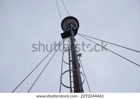 Crow's nest or mast of a ship