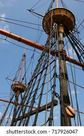 crow's nest in top mast and wall ropes of ancient Dutch Flute ship
