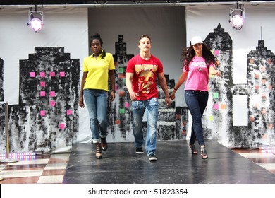 ロンドンクロイドン 4月24日 10年4月24日 イギリス クロイドンのホイットギフト ショッピング センターで ファッション フュージョンのファッション アーバン ファッション ショーのモデルを紹介 写真素材 Shutterstock