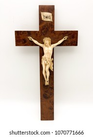 Crucifix with Christ in ivory and ebony cross. 18th Century.
