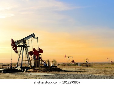 Crude Oil Pump Jack At Oilfield On Atmospheric Sunset Backround. Fossil Crude Output And Fuels Oil Production. Oil Drill Rig And Drilling Derrick. Global Crude Oil Prices, Energy, Petroleum Demand