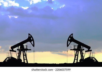 Crude Oil Pumpjack On Sunset. Fossil Crude Output And Fuels Oil Production. Oil Drill Rig And Drilling Derrick. Global Crude Oil Prices, Energy, Petroleum Demand (OPEC+). Pump Jack At Oilfield.