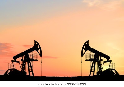 Crude Oil Pumpjack On Sunset. Fossil Crude Output And Fuels Oil Production. Oil Drill Rig And Drilling Derrick. Global Crude Oil Prices, Energy, Petroleum Demand (OPEC+). Pump Jack At Oilfield.