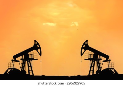 Crude Oil Pumpjack On Sunset. Fossil Crude Output And Fuels Oil Production. Oil Drill Rig And Drilling Derrick. Global Crude Oil Prices, Energy, Petroleum Demand (OPEC+). Pump Jack At Oilfield.