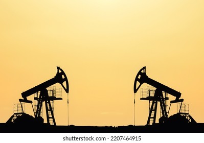 Crude Oil Pumpjack On Sunset. Fossil Crude Output And Fuels Oil Production. Oil Drill Rig And Drilling Derrick. Global Crude Oil Prices, Energy, Petroleum Demand (OPEC+). Pump Jack At Oilfield.