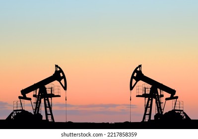 Crude Oil Pumpjack On Sunset. Fossil Crude Output And Fuels Oil Production. Oil Drill Rig And Drilling Derrick. Global Crude Oil Prices, Energy, Petroleum Demand (OPEC+). Pump Jack At Oilfield.