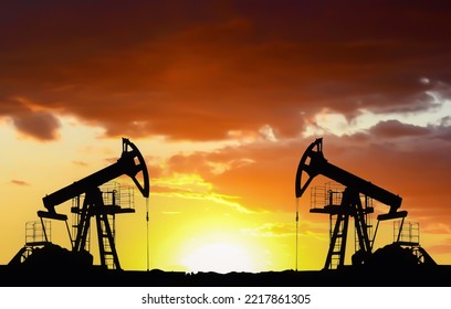 Crude Oil Pumpjack On Sunset. Fossil Crude Output And Fuels Oil Production. Oil Drill Rig And Drilling Derrick. Global Crude Oil Prices, Energy, Petroleum Demand (OPEC+). Pump Jack At Oilfield.