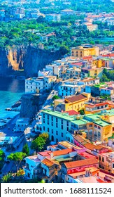 Paysage urbain de Marina Grande avec maisons et port, Sorrento, mer Tyrrhénienne, côte amalfitaine, Italie. Summer