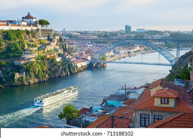 Das Kreuzfahrtschiff kommt durch den Fluss Douro nach Porto. Portugal
