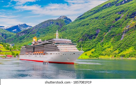 Kreuzfahrtschiff in Geirangerfjord Norwegen, Europa. Gebirge und Geirangerfjordansicht