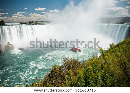 Cruise ship near big Horseshoe fall, Niagara falls