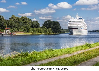 Cruise Ship, North Sea Baltic Canal, Schacht-Audorf, Rendsburg, Schleswig-Holstein, Northern Germany, 