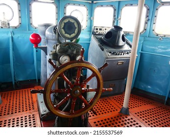 Cruise Ship Wheel. Close-up Steering Wheel Of The Boat. Sea Navigation System. Rest And Travel On A Powerboat. Steering Wheel On Old Battleship. Using A Fleet Of Military Ships Steering Wheel