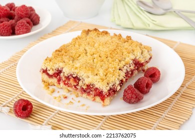 Crumble pie with streusel and raspberry jam. Shortbread cake stuffed with summer berries.