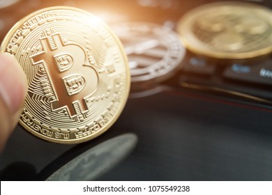 1 atom physical coin hologram cryptocurrency
