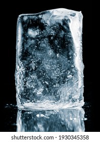 Kristallklare natürliche Eisblöcke auf schwarz reflektierender Oberfläche. Beschneidungspfad inbegriffen.