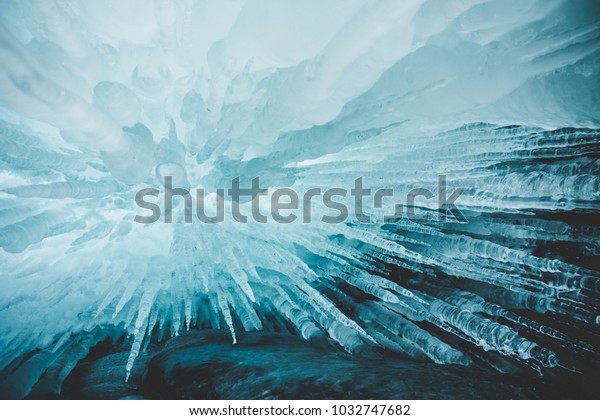 凍った洞窟 バイカル湖 オルコン島 シベリア ロシアの白い鋭い氷柱が垂れ下がっている 美しい冬の壁紙 の写真素材 今すぐ編集