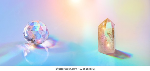 Kristalle feuern Licht in Regenbogenfarben. Steinquartz und Glasriss auf unscharfem holografischem Hintergrund. flache Tiefe. Nahaufnahme. weicher selektiver Fokus